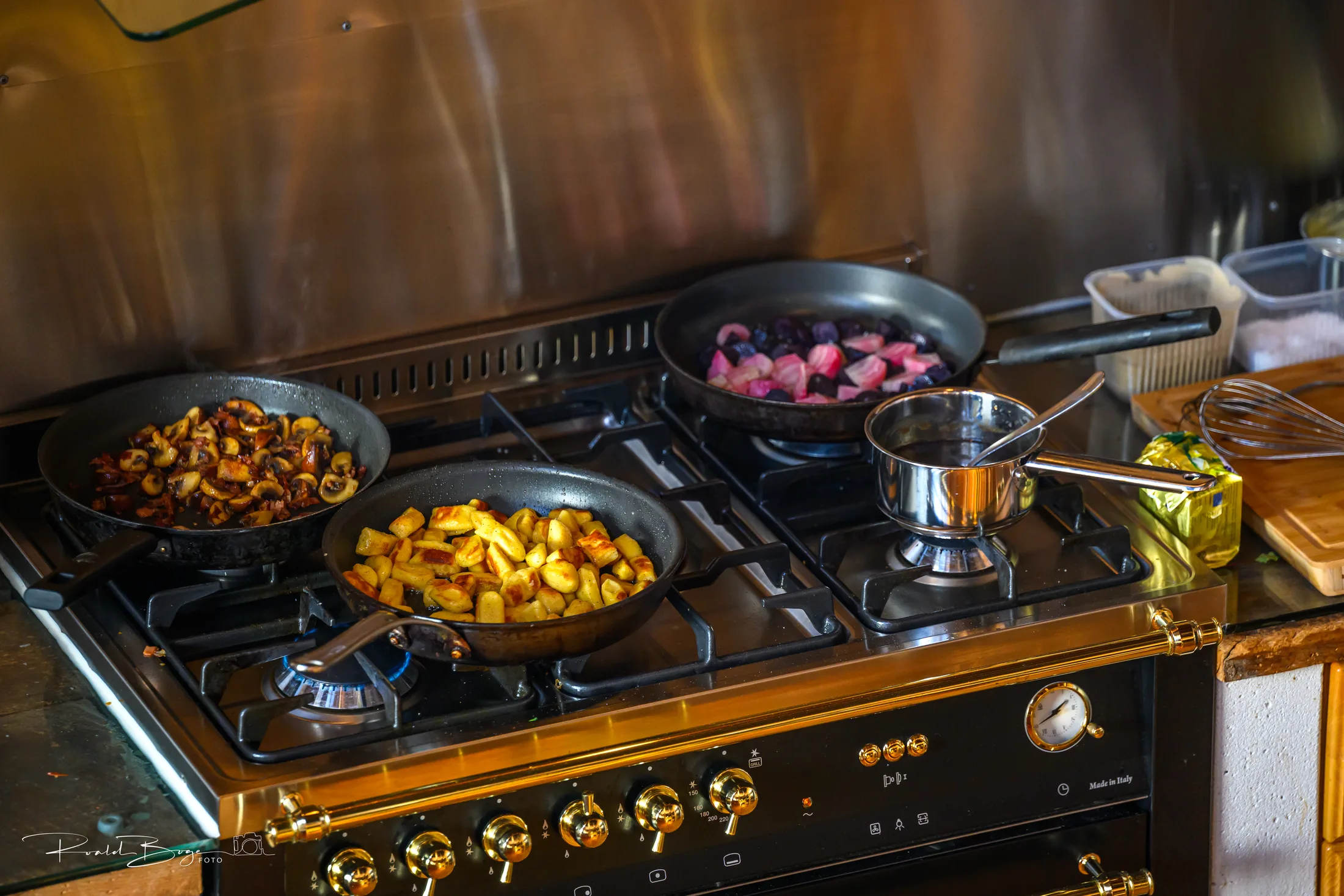 Stian Kooyman at the stove in the lodge kitchen