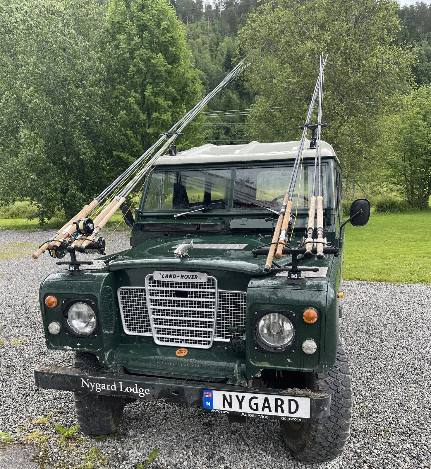 Lodgens Land Rover 1975 med fluestenger montert