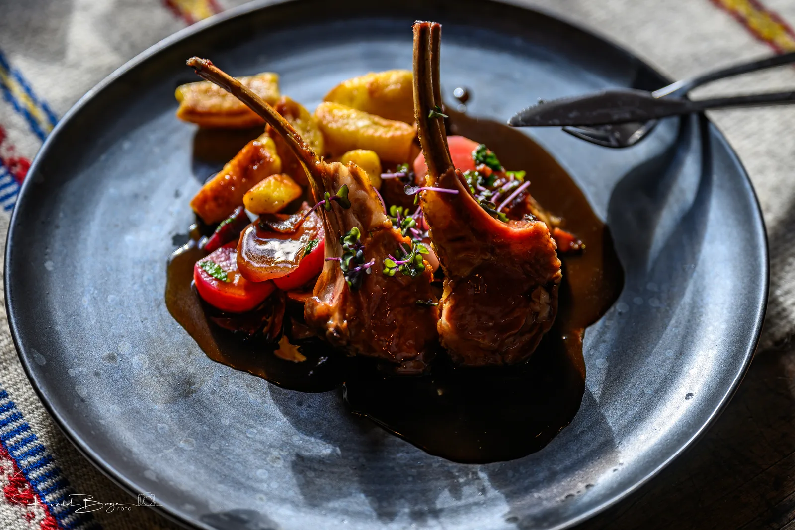 Game course with a dark sauce